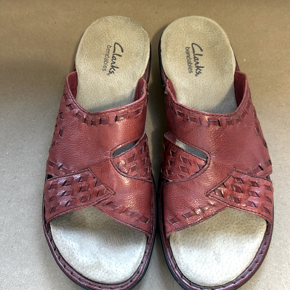 EUC Clarks Bendables Rust Colored Leather Slide-On Sandal Shoe